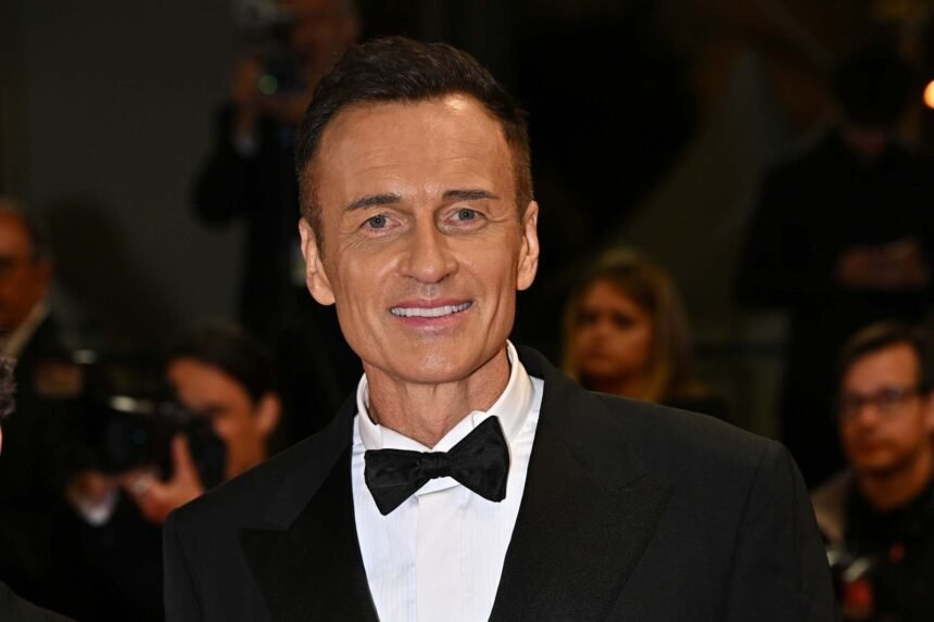 джулиан макмэхон